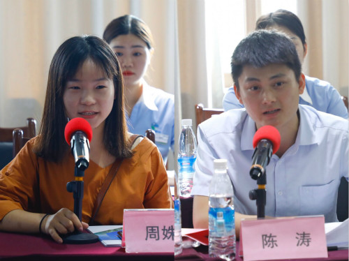 受助学生代表-周姝琴（左）和陈涛（右）讲话_meitu_2.jpg
