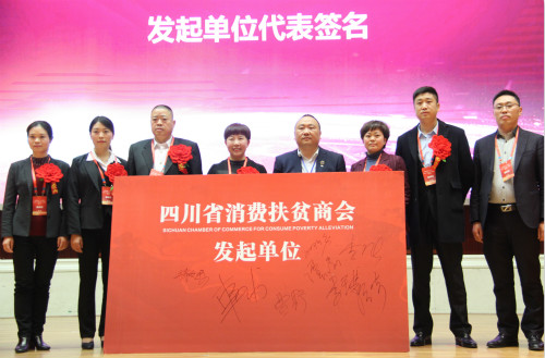 3.3商会副会长谭俊（右一）参加签名仪式_meitu_5.jpg