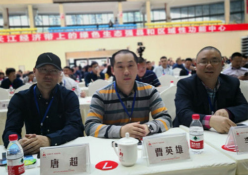 5商会理事：曹英雄（中）、刘明（右）和商会会员唐超（左）应邀参加会议_meitu_4.jpg