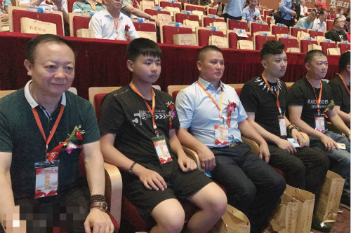 5.1宜宾重庆商会会长杨泽平（左一）、九寨沟分会会长葛道奉（左三）、乐山分会会长吴易峰（右二）、泸州分会会长黄永富（右一）参加活动_meitu_36.jpg