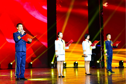 5.4配乐诗歌朗诵《人民军队，中国脊梁》_meitu_38.jpg