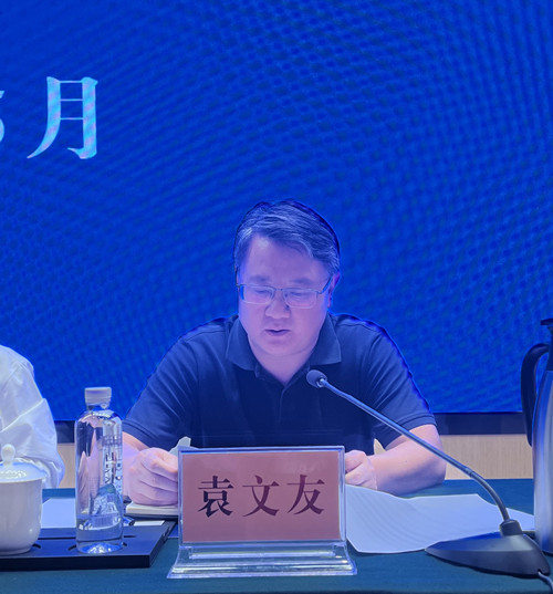 盐源县委常委、政法委书记袁文友介绍盐源县乡村振兴招商引资项目_副本.jpg