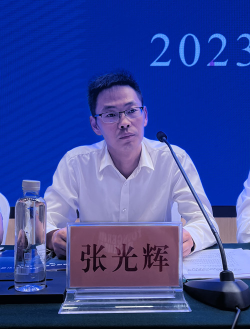 盐源县委常委、统战部部长张光辉主持会议_副本.jpg