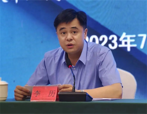 3重庆市人民政府驻四川办事处主任李历致开班辞.jpg