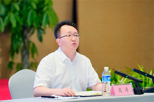2重庆市经济信息委党组成员、副主任吴涛.jpg